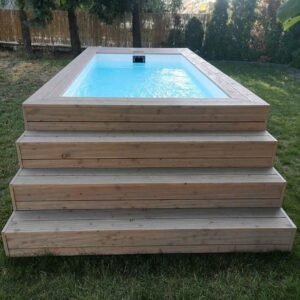 Containerpool mit Holzauskleidung