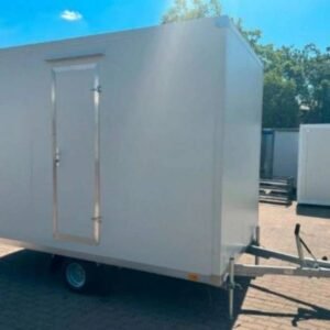 Selbständiger Sanitäranhänger mit Tanks