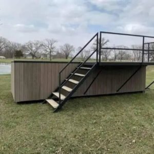 Aufgeständerter Containerpool mit integrierter Terrasse