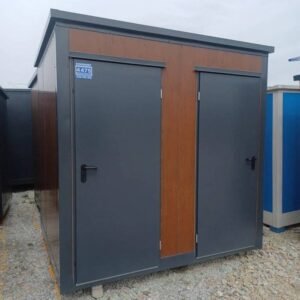 2-Kabinen-Doppelsanitärcontainer: WC und Dusche in robuster Ausführung